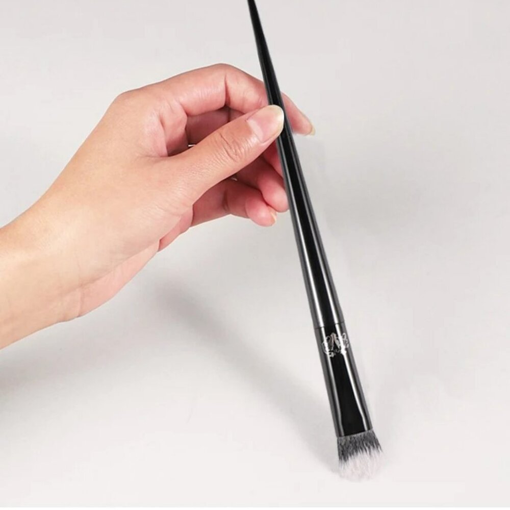 Kat Von D Makeup Brush 35 Concealer Brush Soft Fiber Hair Elegant Black Handle